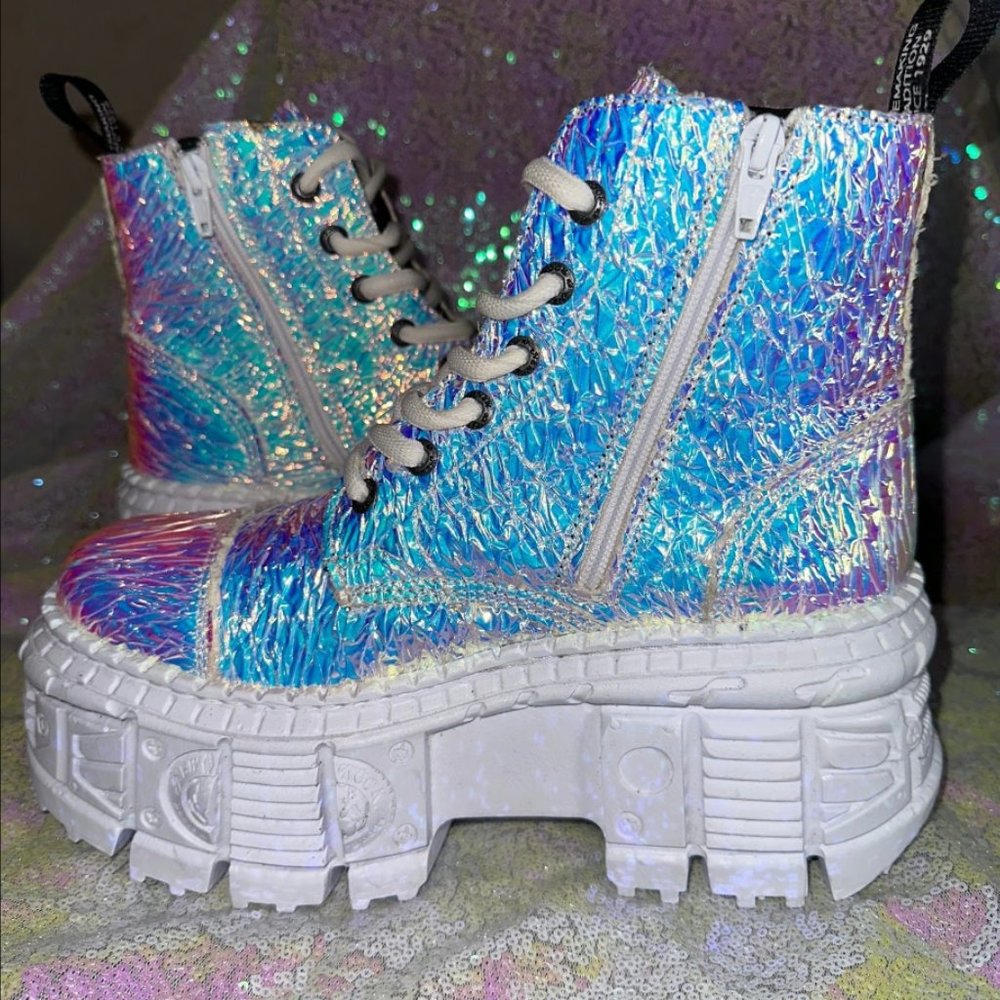 New Rock Dolls Kill Holographic M-WALL005-V44 Platform Boots Iridescent Festival - Picture 4 of 9